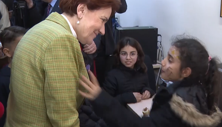 Meral Akşener depremzede çocukla ebelemece oynadı