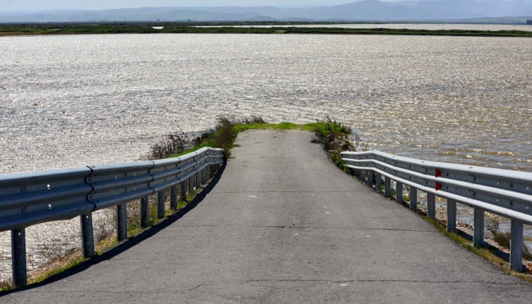 1975'te kurutulan göl depremden sonra yeniden doğdu. Yollar su altında kaldı