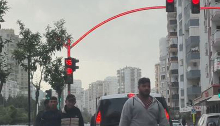 Her trafik ışığında araçların etrafını sarıyorlar. Adanalılar isyanda. Kim dur diyecek bunlara
