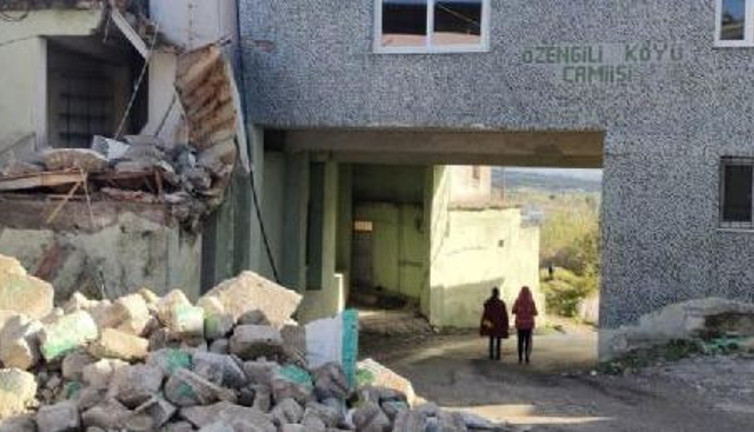 Yolun üstüne cami yaptılar