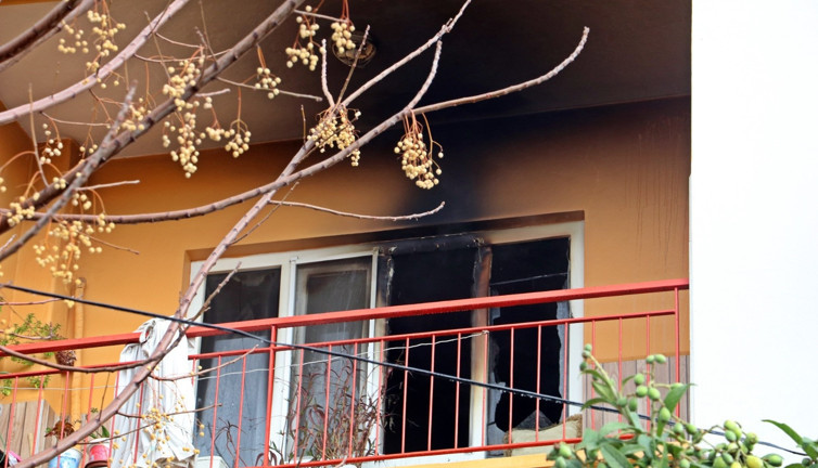 Antalya’da yanan daire kullanılamaz hale geldi