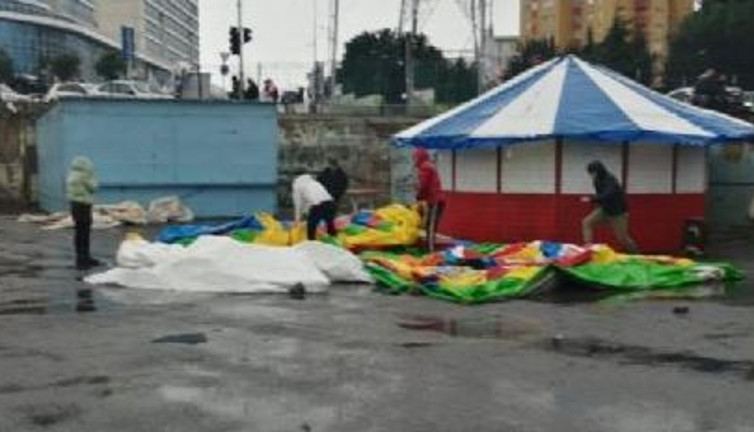 Lodos şişme kaydırağı havalandı 3 çocuk yaralandı