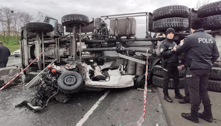 Beton mikseri aracın üzerine devrildi