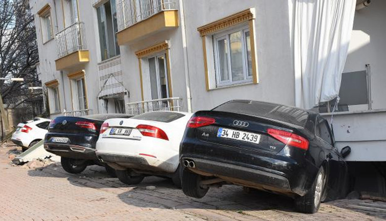 Binaların zemin katları zemin sıvılaşmasıyla yutuldu