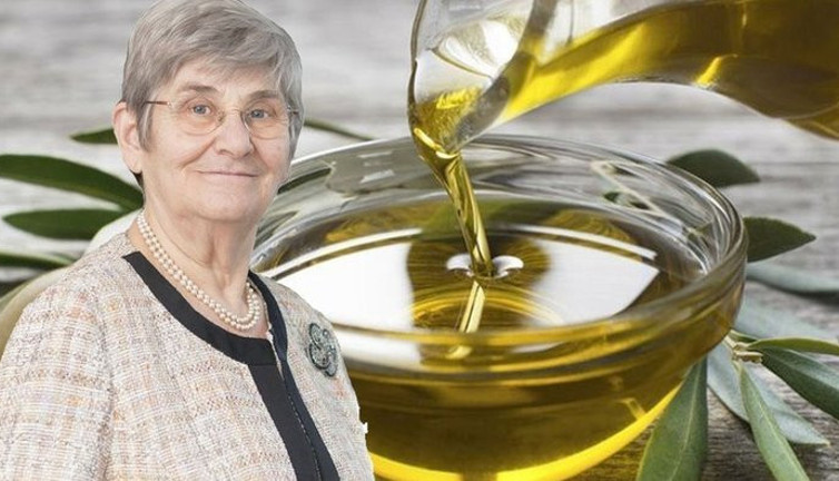Canan Hoca zeytini işaret etti