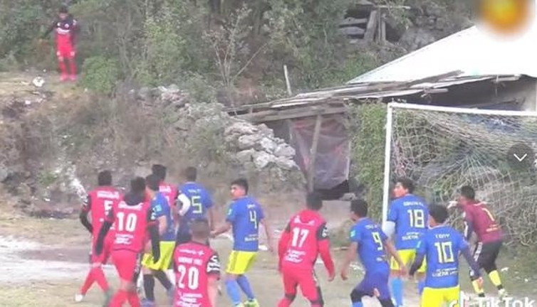 Futbol aşkı saha engeli tanımadı. Korner atmak için tepeye tırmandı