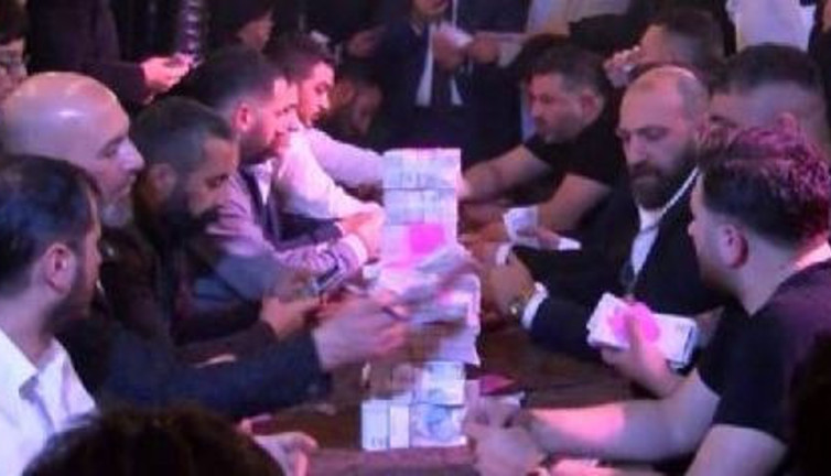 Paralar bavullara sığmadı. Aşiret düğününde milyonlar havada uçuştu