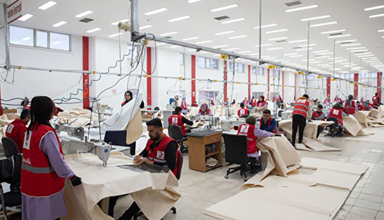 Kızılay çadır fabrikasını AKP'li isme kiralamış. Kızılay da satın aldığı çadırları yardım kuruluşlarına satıyor