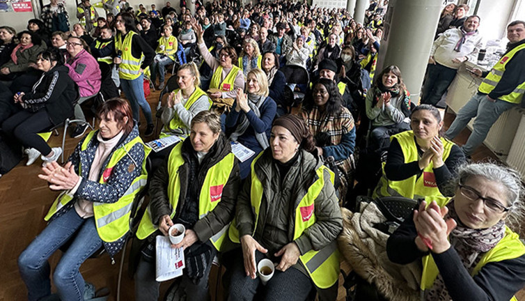 Almanya’da ücretlerinin artırılmasını isteyen hastane çalışanları iş bıraktı