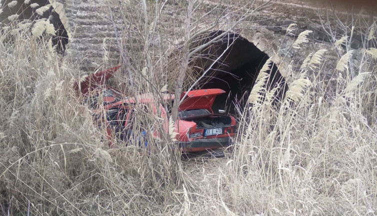 Otomobil su kanalına düştü