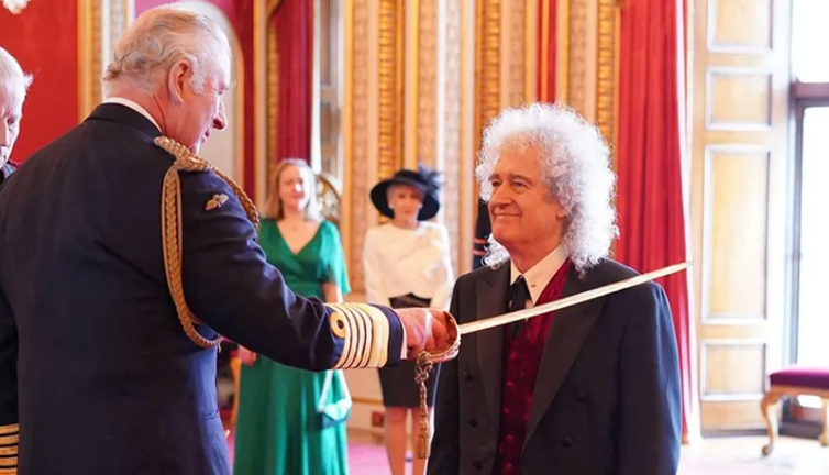 Queen grubunun gitaristi 'Şövalye' unvanı aldı. Depremzedeler için bağışta bulunmuştu
