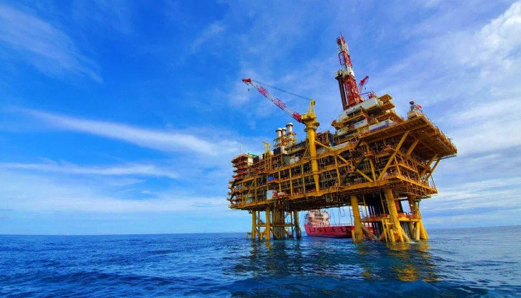 Petrolün fiyatı dünyada düşüyor. Bizde sadece indirimcik var