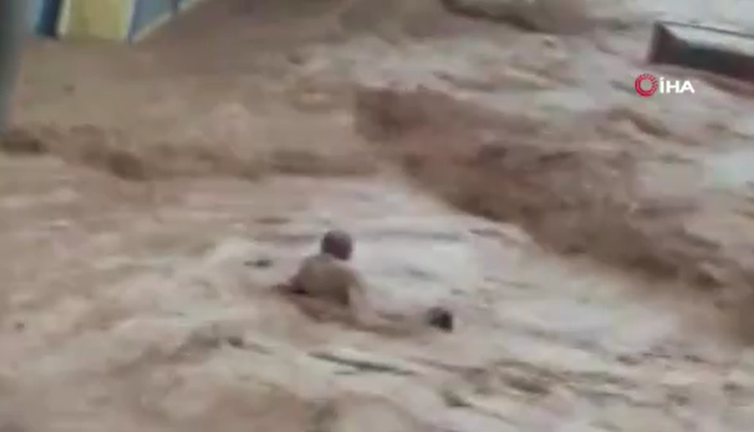 Şanlıurfa'da sel sularına kapılan adam böyle sürüklendi