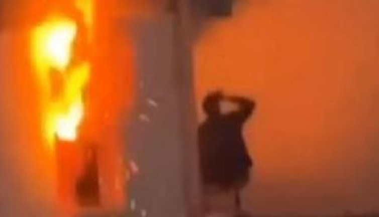 Evinin yanışını içki içerek izledi