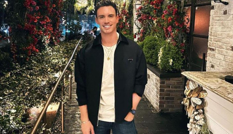 Ünlü fenomen ve model balkondan düşerek hayatını kaybetti .İntihar ettiği iddia ediliyor