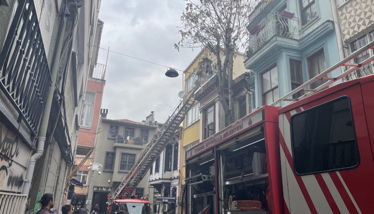 Kadıköy'de 2 katlı tarihi binada çıkan yangın söndürüldü