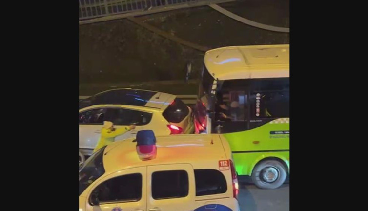 "Dur" ihtarına uymayan midibüs şoförü İstanbul caddelerini birbirine kattı (16 Mart 2023)