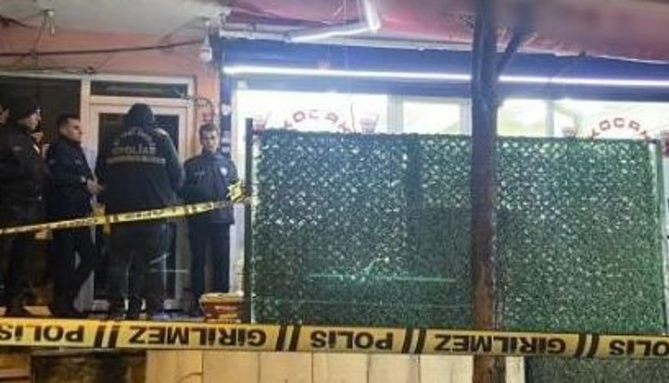 Kıraathane sahibini müşterisi vurdu