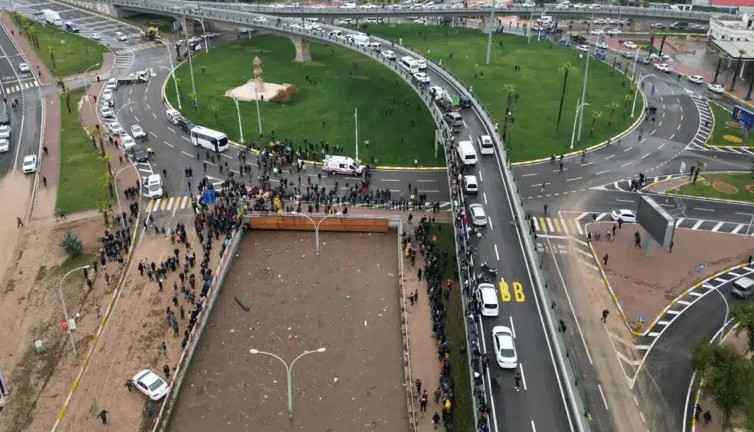 Selde can pazarına dönen kavşağı yapan müteahhit 863 tane deprem konutu inşa edecek