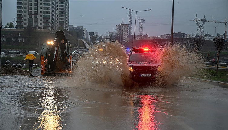Deprem bölgesindeki 5 il için kuvvetli yağış uyarısı