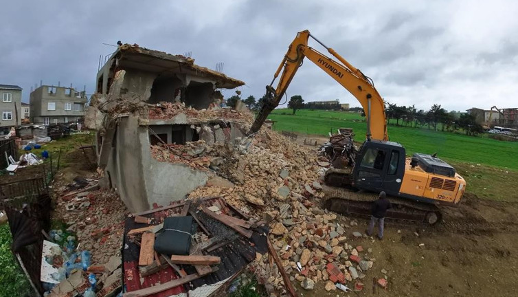 Kaçak yapılara kepçe darbesi