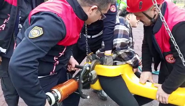 Eğlenmek için bindiği salıncak kabusu oldu