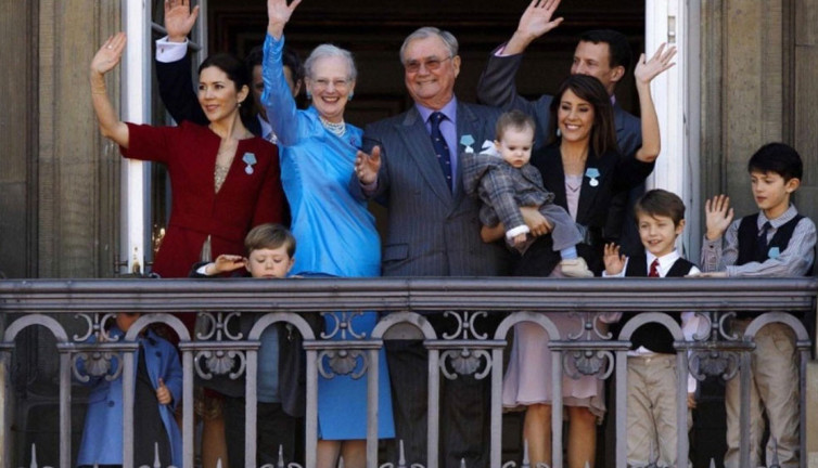 Prens ülkesini terk ediyor. Kraliçe torunlarının unvanlarını almıştı