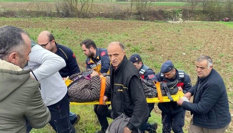 Sakarya’da korkutan kaza: Kanala uçan araç suya gömüldü