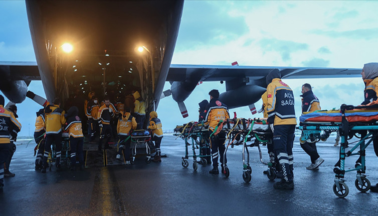 İstanbul'da 896 depremzedenin tedavisi sürüyor