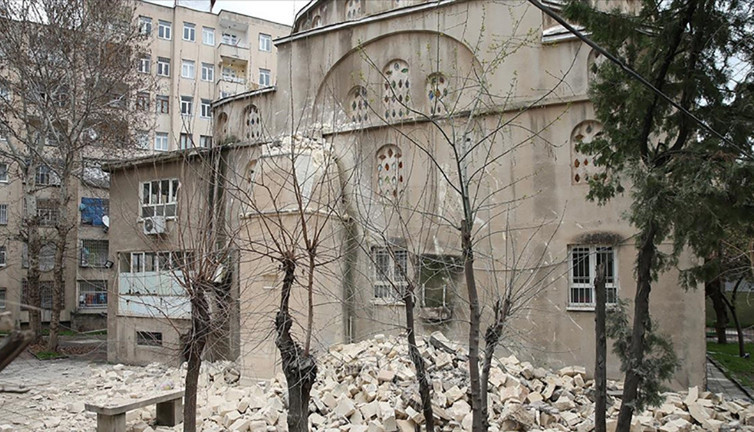 Depremlerde hasar gören caminin minaresi kontrollü şekilde yıkıldı