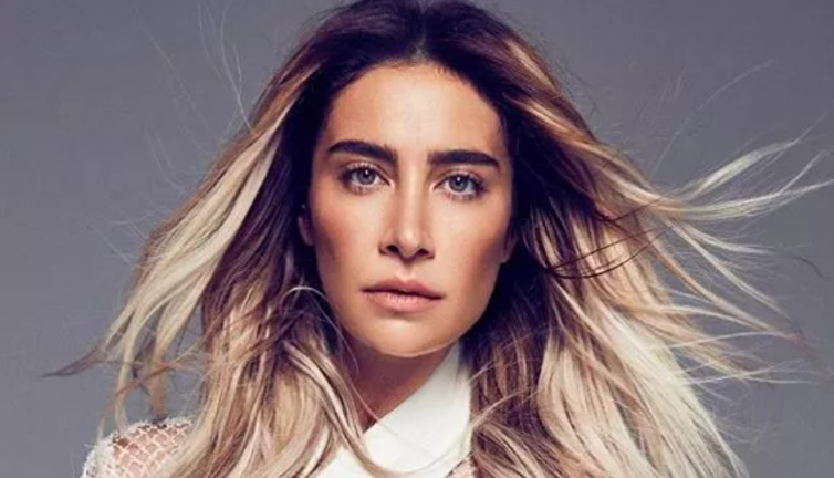 Şarkıcı Sıla depremzedeler için sahnede