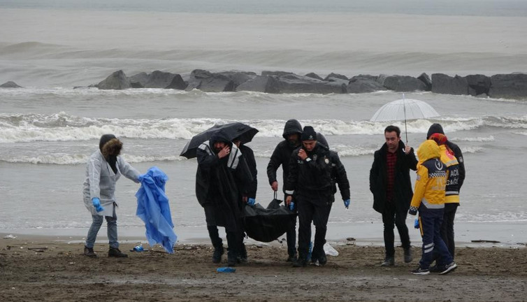 Denizde erkek cesedi çıktı