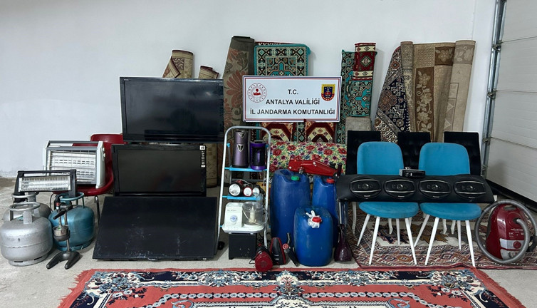 Antalya’da evlere giren hırsızlar yakalandı
