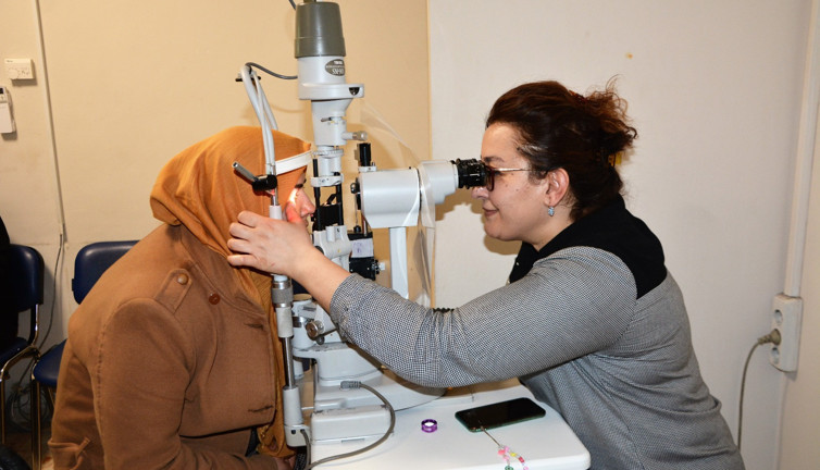 Başına kolon düşen depremzedenin göz tedavisi yapıldı