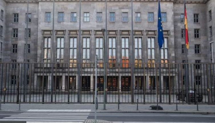 Almanya itibardan tasarruf etti. Halka ev lazım diyerek Başbakanlık binasının büyütülmesini reddettiler