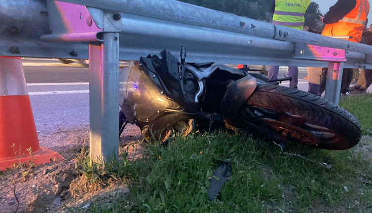 Motosiklete çarpan otomobil, bir genci hayattan kopardı