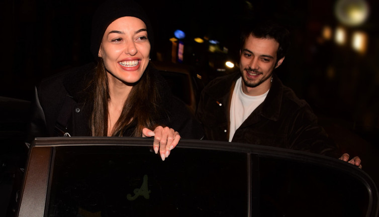 Taze aşıkların romantik gecesi