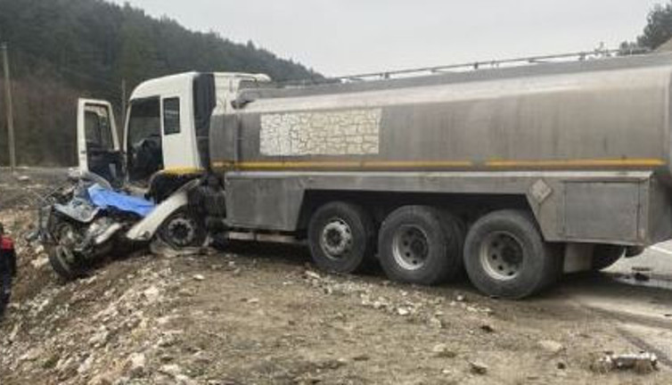 Tanker otomobili silindir gibi ezdi