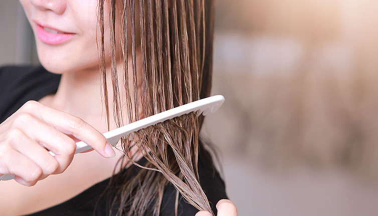 Islak saçı taramak saç dökülmesine neden olur mu? Saç dökülmemesi için ne yapılabilir?