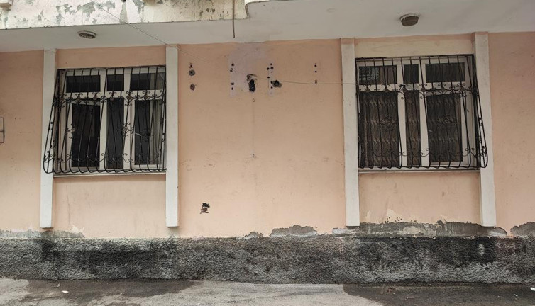 Karısını boğazını keserek öldürdü