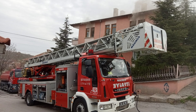 Elektrik aksamından çıkan yangın paniğe sebep oldu