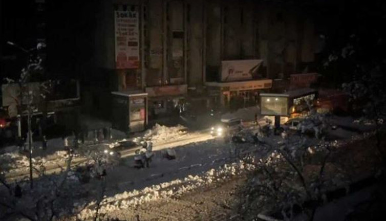 Cengiz ve Kolin'in elektrik şirketi 50 TL'nin peşinde. Vatandaşa 50 TL'yi ödememek için dava açtılar