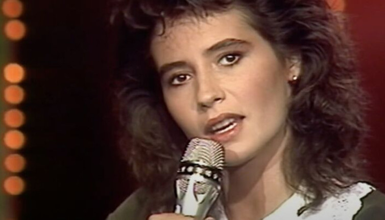 Efsane şarkıcıdan kahreden haber