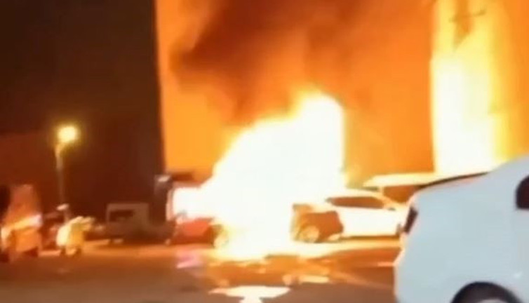 Park halindeki otomobil alev alev yandı