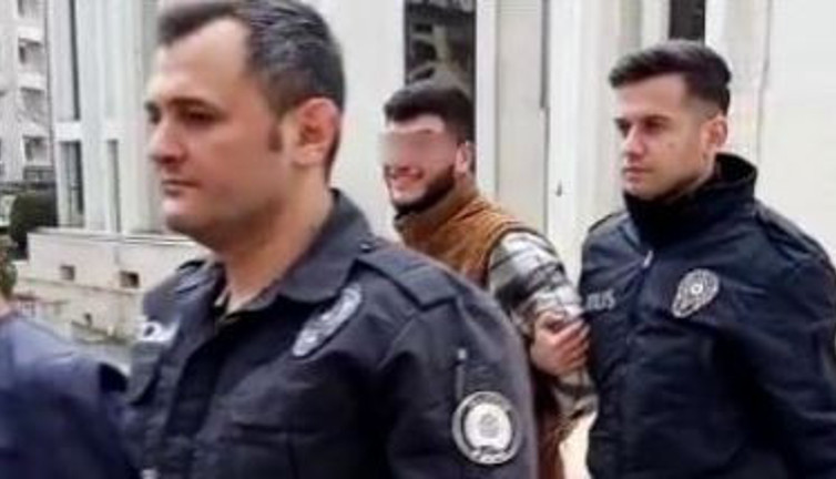 Böylesi de çıktı : Gülerek cezaevine gittiler