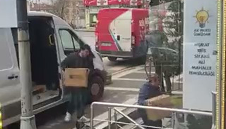 AKP'li belediye Ramazan kolilerini AKP teşkilatına taşırken yakalandı