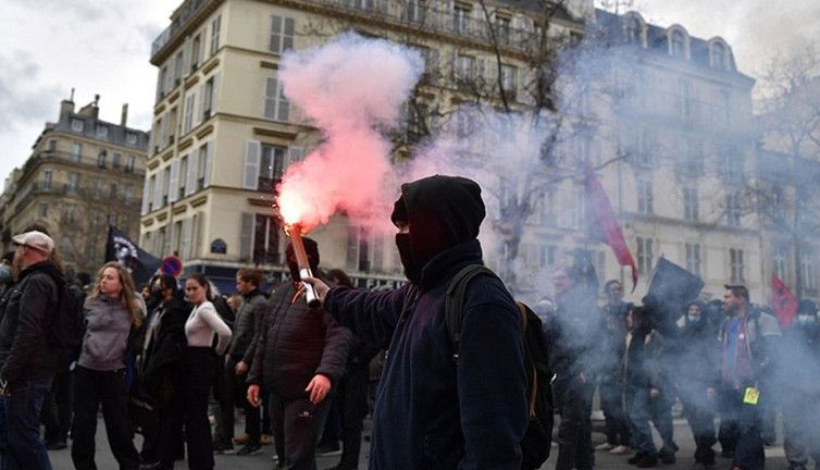 Fransa'da göstericiler Paris Havalimanı'nın girişini kapattı