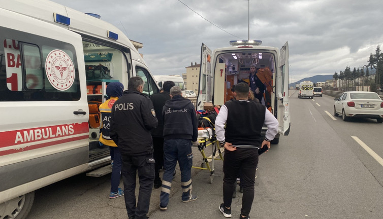 Kocaeli'de otomobil bariyerlere çarptı: 3 yaralı