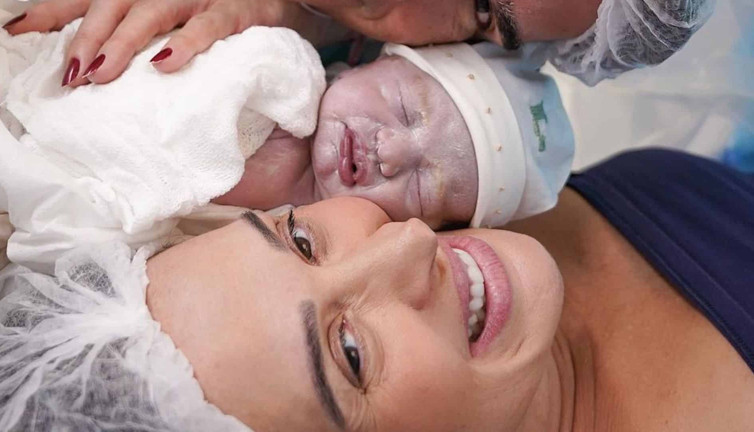 Ünlü oyuncu Claudia Raia 56 yaşında anne oldu