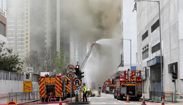 Hong Kong'ta depo yangını: 3 bin 600 kişi tahliye edildi